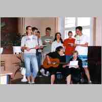 594-1063 Jugendseminar 2006 Wehlau - Oranienburger Schueler mit ihrer Lehrerin Tatjana Stein singen ein russisches Lied.jpg